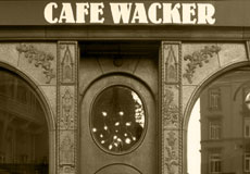 Sanierte Außenansicht von Café Wacker in Bornheim Mitte. Sanierung und Denkmalpflege bei der vav Fischer-Bumiller G.b.R. in Frankfurt am Main.