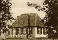 Historische Postkarte vom Gasthof Frankfurter Haus mit Menschen in Neu-Isenburg. Denkmalpflege der vav Fischer-Bumiller G.b.R. Frankfurt am Main.