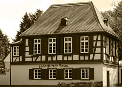 Beispiel für Restaurierung, Sanierung, Denkmalpflege der vav Fischer-Bumiller G.b.R. Frankfurt am Main. Frankfurter Haus in Neu-Isenburg in Gold.
