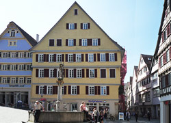 Beispiel für Restaurierung, Sanierung, Denkmalpflege der vav Fischer-Bumiller G.b.R. Frankfurt am Main. Holzmarkt in Tübingen in Farbe.
