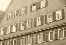 Ansicht von verfallenen Gebäuden auf dem Holzmarkt von Tübingen vor der Restaurierung. Denkmalpflege der vav Fischer-Bumiller G.b.R. Frankfurt am Main.