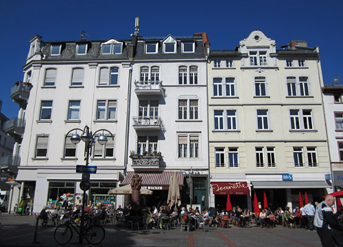 Fassade in der Berger Straße, Bornheim Mitte, Frankfurt am Main nach der Restaurierung. Fassadenrestaurierung, Fassadensanierung mit der vav Fischer-Bumiller G.b.R.