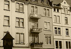 Verfallene Fassade in der Berger Straße, Bornheim Mitte, Frankfurt am Main vor der Restaurierung. Fassadenrestaurierung, Fassadensanierung mit der vav Fischer-Bumiller G.b.R.