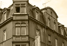 Herabgekommene Fassade in der Leipziger Straße. Fassadenrestaurierung, Fassadensanierung mit der vav Fischer-Bumiller G.b.R.