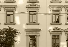 Restaurierte Fassade in der Schweizer Straße. Fassadenrestaurierung, Fassadensanierung mit der vav Fischer-Bumiller G.b.R.