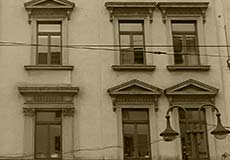 Herabgekommene Fassade in der Schweizer Straße vor der Restaurierung. Fassadenrestaurierung, Fassadensanierung mit der vav Fischer-Bumiller G.b.R.