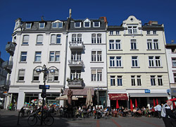 Beispiel für Fassadensanierung und Restaurierung in der Berger Straße, Frankfurt am Main in Farbe. vav Fischer-Bumiller G.b.R.