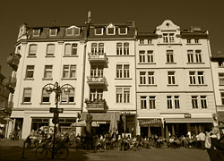 Beispiel für Fassadensanierung und Restaurierung in der Berger Straße, Frankfurt am Main in Gold. vav Fischer-Bumiller G.b.R.