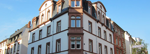 Beispiel für Fassadensanierung und Restaurierung in der Leipziger Straße, Frankfurt am Main in Farbe. vav Fischer-Bumiller G.b.R.
