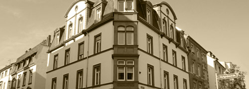 Beispiel für Fassadensanierung und Restaurierung in der Leipziger Straße, Frankfurt am Main in Gold. vav Fischer-Bumiller G.b.R.