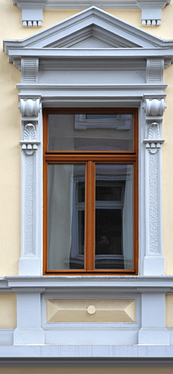 Fenster einer von vav Fischer-Bumiller G.b.R., Frankfurt am Main sanierten Fassade.