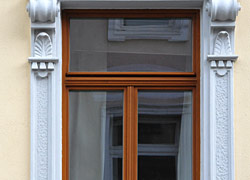 Symbol für Leistungen der vav Fischer-Bumiller G.b.R. Fenster einer sanierten Fassade in Frankfurt am Main. In Farbe.