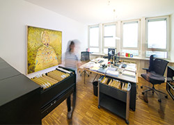 Ein Fotografie von Innenräumen der Frankfurter Gesellscahft für Projektentwicklung, Restaurierung, Neubauten und Verwaltung.