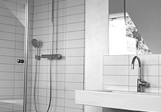 Mit weißen Fliesen gefliestes Bad in einer Wohnung. Dachwohnung renoviert von vav Fischer-Bumiller G.b.R.