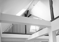 Beispiele für Sanierung und Umbau einer Dachwohnung in Frankfurt am Main. Foto Schwarz-Weiß.