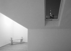 Fenster in der Dachschräge mit Ausblick auf die Commerzbank. Beispiel für Kernsanierung oder Umbau von Wohnungen in Frankfurt am Main. Bild in Gold.