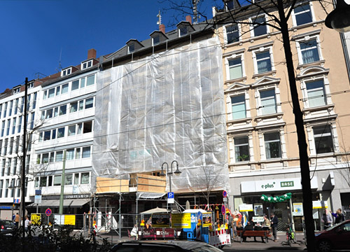 Sanierung Schmuckfassade Gründerzeit, Schweizer Straße in Frankfurt am Main. Die Fassade ist mit einer Plane abgedeckt.